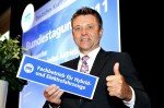 Neues Schild für qualifizierte Kfz-Innungsbetriebe Neues Schild für qualifizierte Kfz-Innungsbetriebe