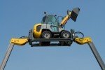 Minibagger auf Hebebühne © Tripod - Fotolia.com