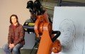 Ein Industrieroboter zeichnet Porträts Ein Industrieroboter zeichnet Porträts