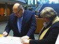 Peter Altmaier beim Start der Stiftung Solarbürger Peter Altmaier überweist den ersten Euro an die Stiftung Solarbürger, © Stiftung Solarbürger