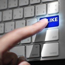 close up view hands touching computer keyboard social network, © pongsuwan – Fotolia