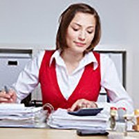 Frau macht Betriebsprüfung im Büro, © Robert Kneschke – Fotolia