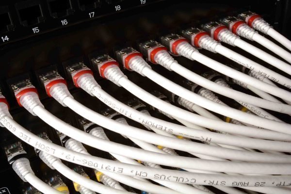 AWG-28-Patchkabel schaffen Platz im Serverrack