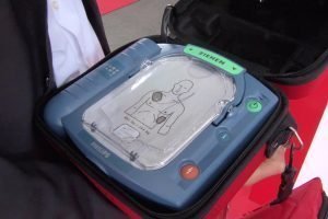Wie ein Defibrillator im Notfall Leben retten kann