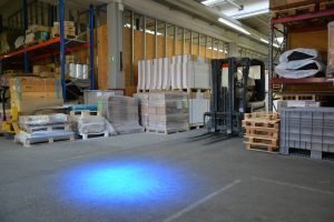 Ein intelligentes LED-Licht warnt Stapler und Mitarbeiter vor Zusammenstößen