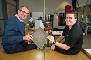 Nanobeschichtete Metallschäume bekommen neue Leichtbau-Eigenschaften