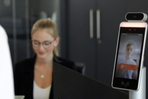 Noblex-Tablet misst am Eingang, wer Fieber hat